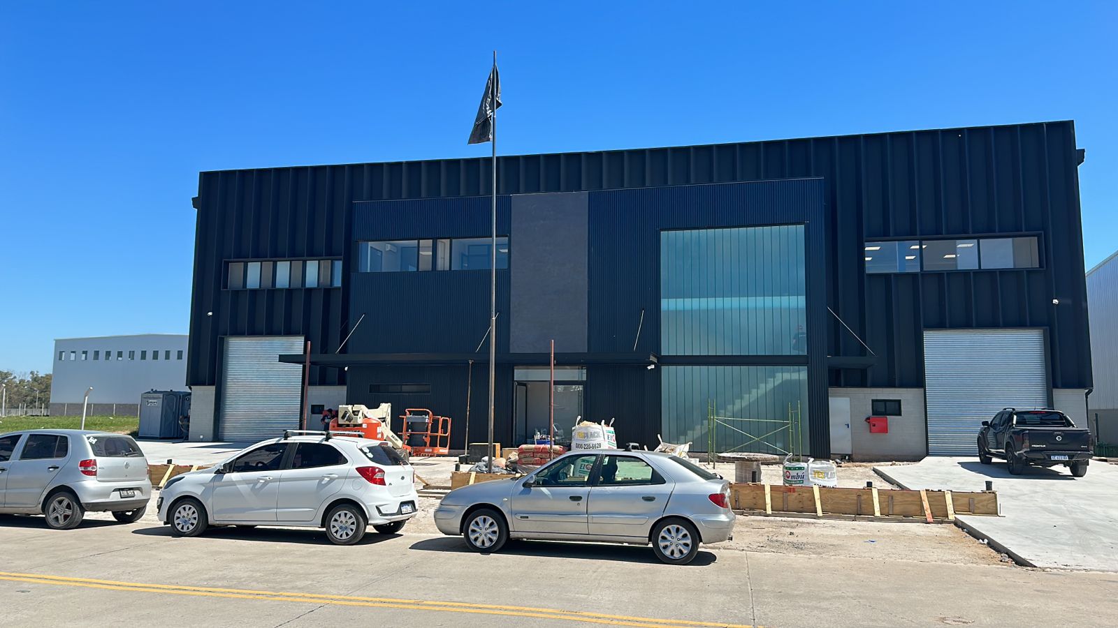 Fachada de edificio corporativo con paneles NURPANEL