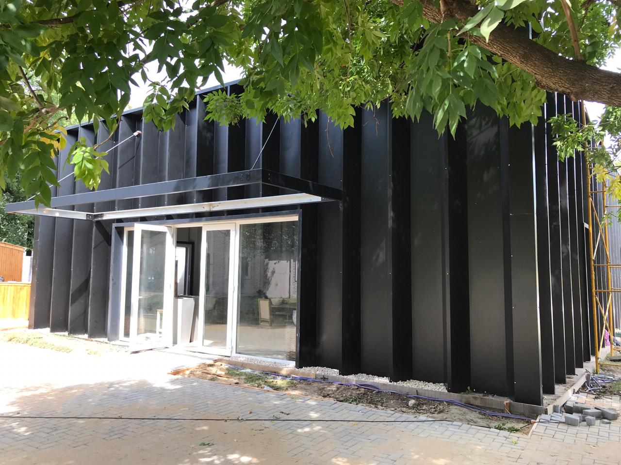 Fachada industrial con sistema NURPANEL